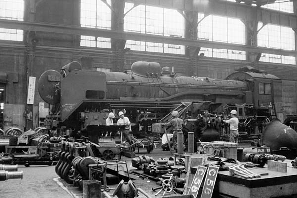 国鉄大宮工場で検査中のD51 DD13初期型 EF80 キハ35