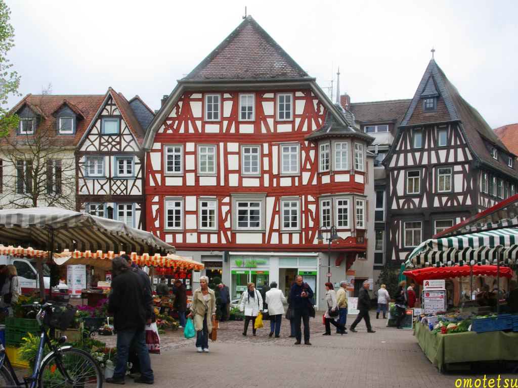 ドイツの街並み壁紙木組みの家に囲まれたベンスハイムのマルクト広場とサンデーマーケット