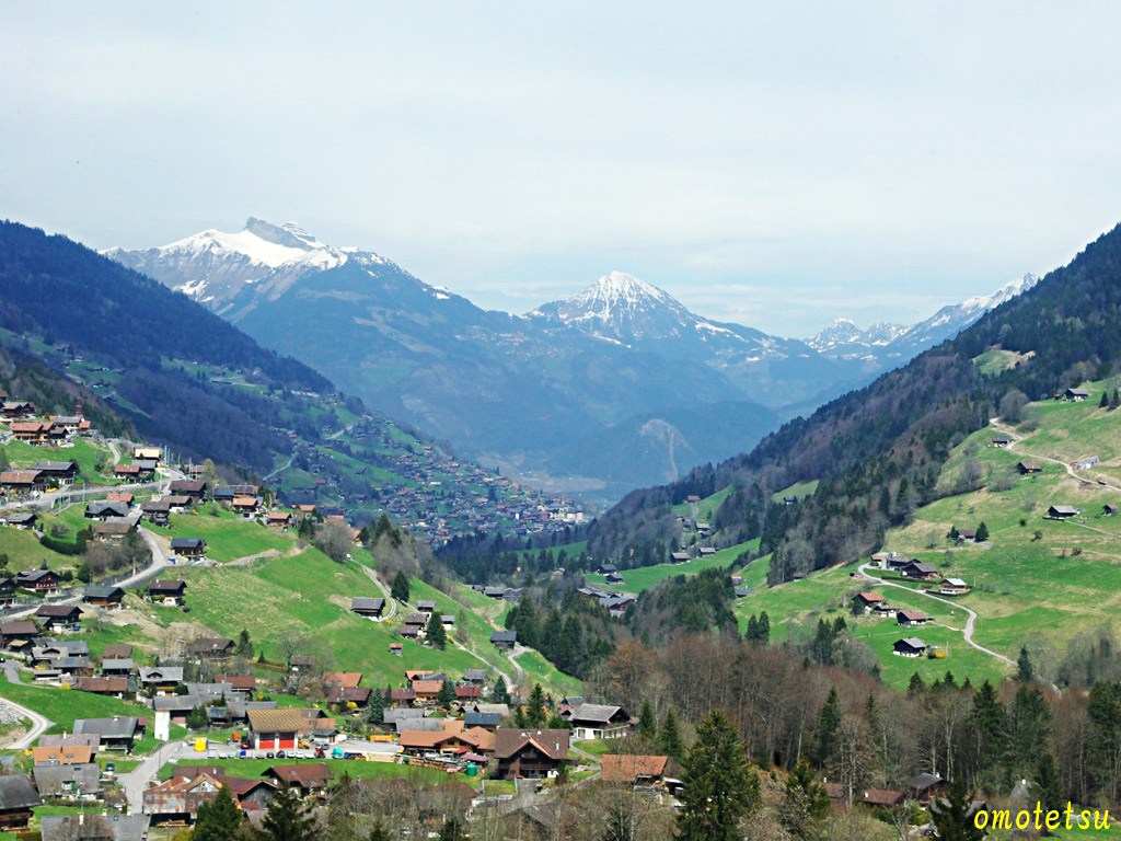 スイスの田園風景車窓からみえるアルプスの山並みと村壁紙写真